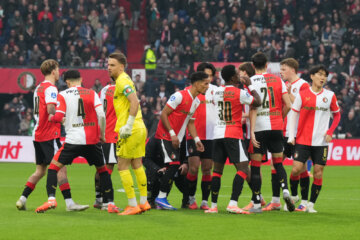 Feyenoord-spelers maken zich klaar in De Kuip