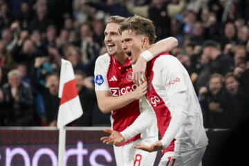 Kenneth Taylor en Mika Godts vieren een Ajax-treffer in de Johan Cruijff Arena