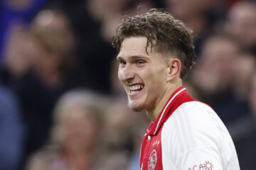 Mika Godts (Ajax) met een grote glimlach in de Johan Cruijff Arena