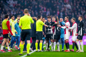 Wouter Goes is woest op scheidsrechter Dennis Higler tijdens Ajax - AZ