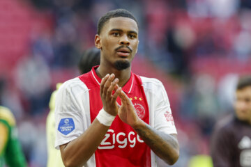 Jorrel Hato bedankt de Ajax-fans