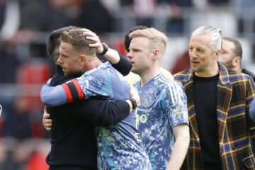 Jordan Henderson, Davy Klaassen en Remko Pasveer na de zege in Eindhoven (0-2)