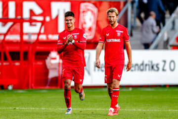 Mees Hilgers en Michel Vlap in een thuiswedstrijd van FC Twente