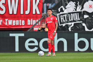 Mees Hilgers aan de bal in De Grolsch Veste