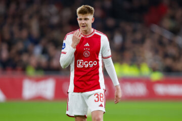Kristian Hlynsson (Ajax) met nummer 38 in de Johan Cruijff Arena