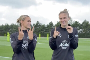 Kerstin Casparij en Vivianne Miedema beelden 'VIV 10' uit