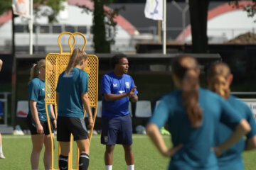 Khalid Bare op het trainingsveld bij FC Twente