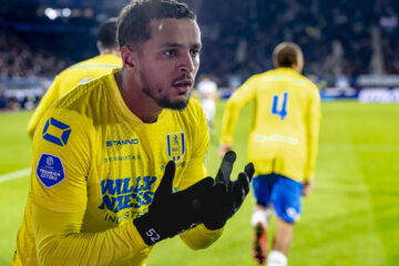 Mohamed Ihattaren viert zijn treffer tegen SC Heerenveen