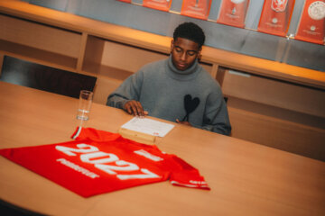 Owen Panneflek tekent zijn contract