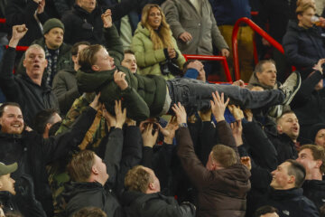 FC Twente-fans 'jonassen' een supporter op de tribunes