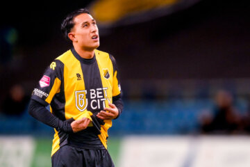 Miliano Jonathans kijkt zijn ogen uit tijdens Vitesse - FC Utrecht