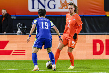 Romée Leuchter in actie namens de OranjeLeeuwinnen tegen Zuid-Korea
