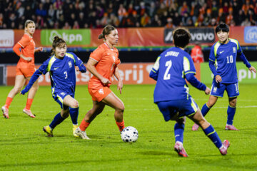 Lynn Groenewegen in actie namens de OranjeLeeuwinnen tegen Zuid-Korea