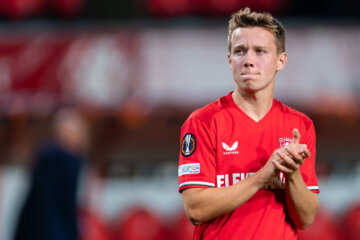 Mathias Kjølø bedankt de FC Twente-fans in De Grolsch Veste