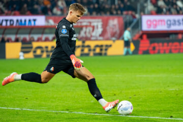 Ronald Koeman jr. trapt een bal uit