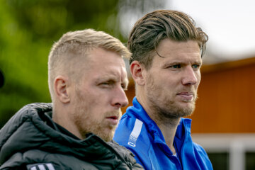 Michiel Kramer kijkt toe bij een vriendschappelijke wedstrijd van RKC Waalwijk