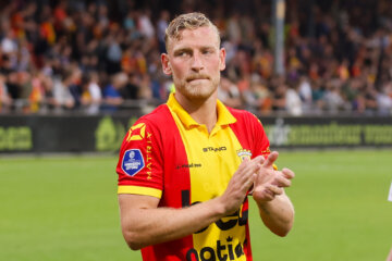 Joris Kramer bedankt de Go Ahead Eagles-fans