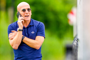 Alex Kroes aan de telefoon