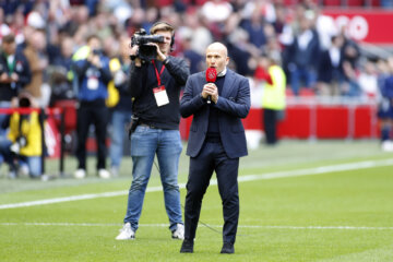 Alex Kroes spreekt de Ajax-fans toe in Amsterdam