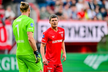 Bas Kuipers kijkt naar doelman Lars Unnerstall