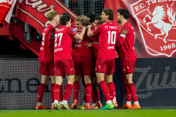 De spelers van FC Twente vieren de goal van Daan Rots tegen AZ
