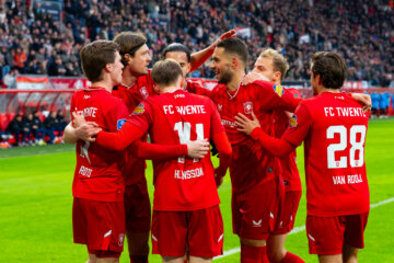 Sam Lammers wordt gefeliciteerd na zijn goal in De Grolsch Veste