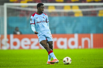 Jordan Lotomba met een pass