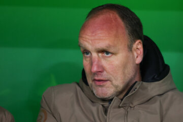 Dick Lukkien in de dug-out bij FC Groningen
