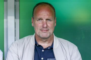 Dick Lukkien op de bank in de Euroborg