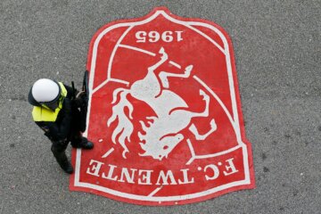 ME op het logo van FC Twente