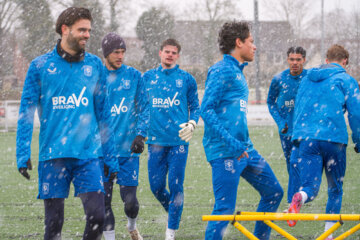 FC Twente traint onder winterse omstandigheden