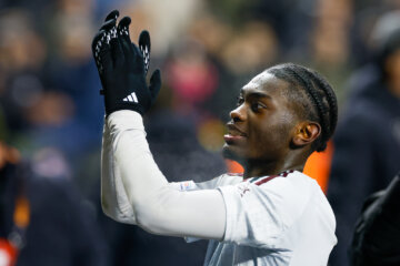 Jorthy Mokio bedankt de Ajax-fans in Brussel