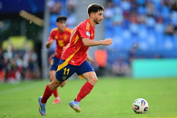 Raul Moro aan de bal namens Spanje O21