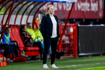 Corina Dekker langs de lijn in De Grolsch Veste