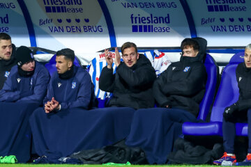 Simon Olsson bedankt de SC Heerenveen-fans voor hun support