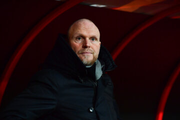 Joseph Oosting in de dug-out bij FC Twente
