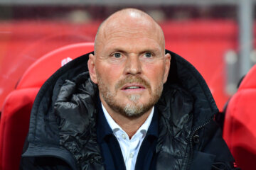 Joseph Oosting kijkt toe in De Grolsch Veste