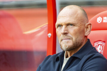 Joseph Oosting kijkt rond in De Grolsch Veste