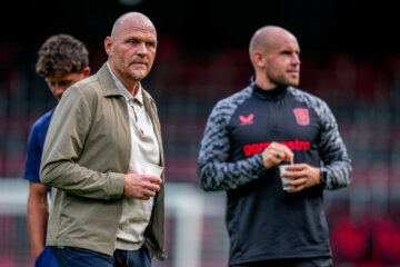 Joseph Oosting bij Excelsior - FC Twente, Bas Kuipers op de achtergrond