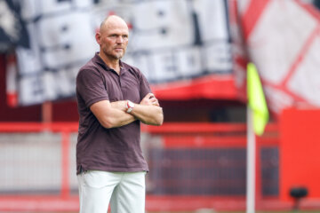 Joseph Oosting kijkt toe in De Grolsch Veste