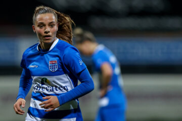 Naomi Hilhorst in het shirt van PEC Zwolle