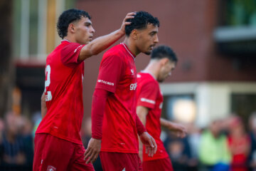 Sayf Ltaief wordt gefeliciteerd na zijn treffer tegen Kaiser Chiefs