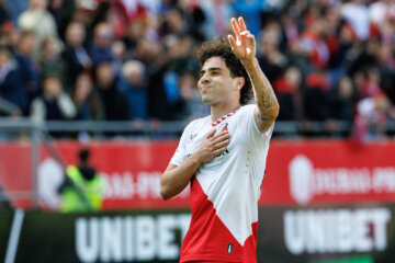 Miguel Rodriguez viert een goal in de Galgenwaard