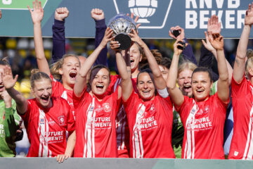 Maud Roetgering en Renate Jansen met de KNVB Beker