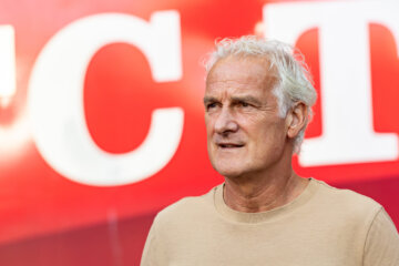 Fred Rutten bij de afscheidswedstrijd van Wout Brama