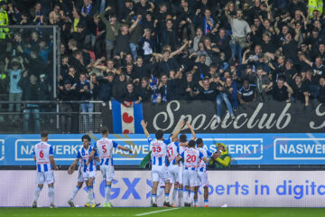 SC Heerenveen juicht met de fans na een doelpunt van Antoine Colassin