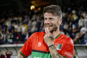 Lasse Schöne moet lachen