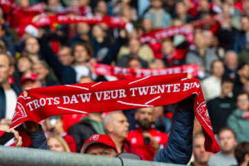 Trotse FC Twente-fans met sjaal bij de thuiswedstrijd tegen Heracles Almelo
