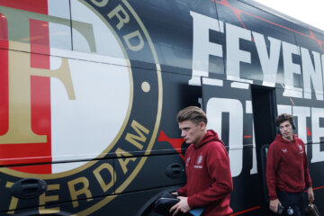 Sem Steijn voor de spelersbus van Feyenoord