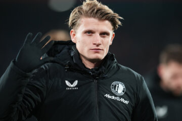 Sem Steijn zwaait naar de fans in De Kuip